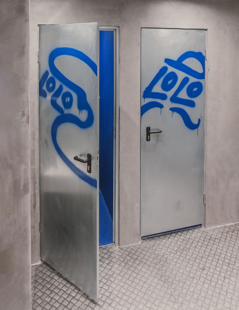 Lolo Taco Bar y Carne presentan dos puertas metálicas con grafismo azul del local