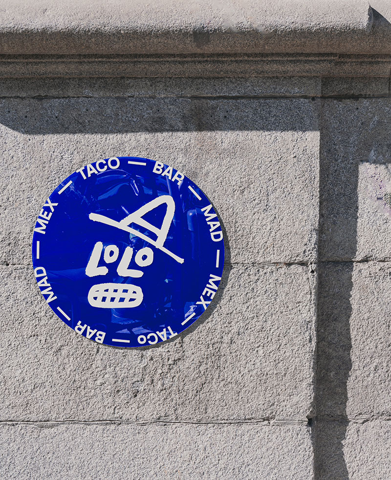 Lolo Taco Bar y Carne enseñan un detalle del logotipo circular del local fijado en un muro exterior