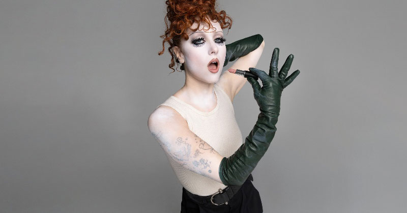 El estilo teatral de Chappell Roan inspira a Mac Cosmetics