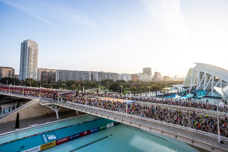 maratón valencia 2025 actividad deportiva runner new balance