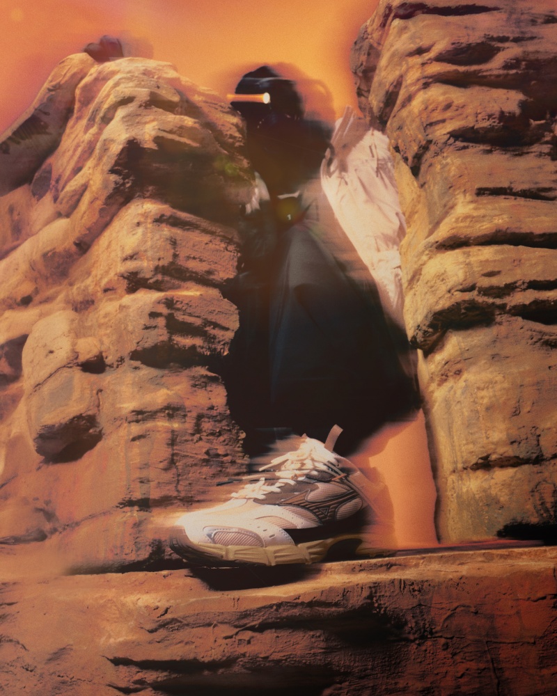 AFew inyecta futurismo a las runners dosmileras de Mizuno