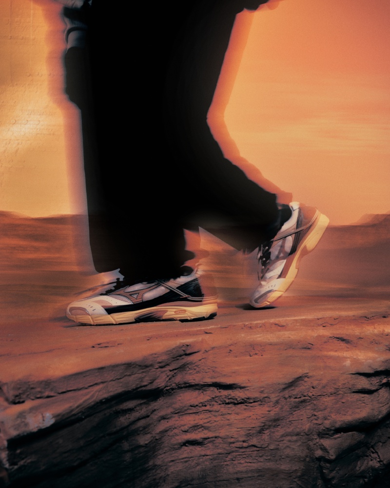 AFew inyecta futurismo a las runners dosmileras de Mizuno