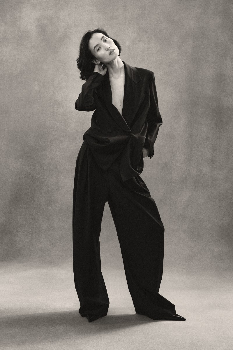 Soshiotsuki introduce su versión de traje delicada en Zara