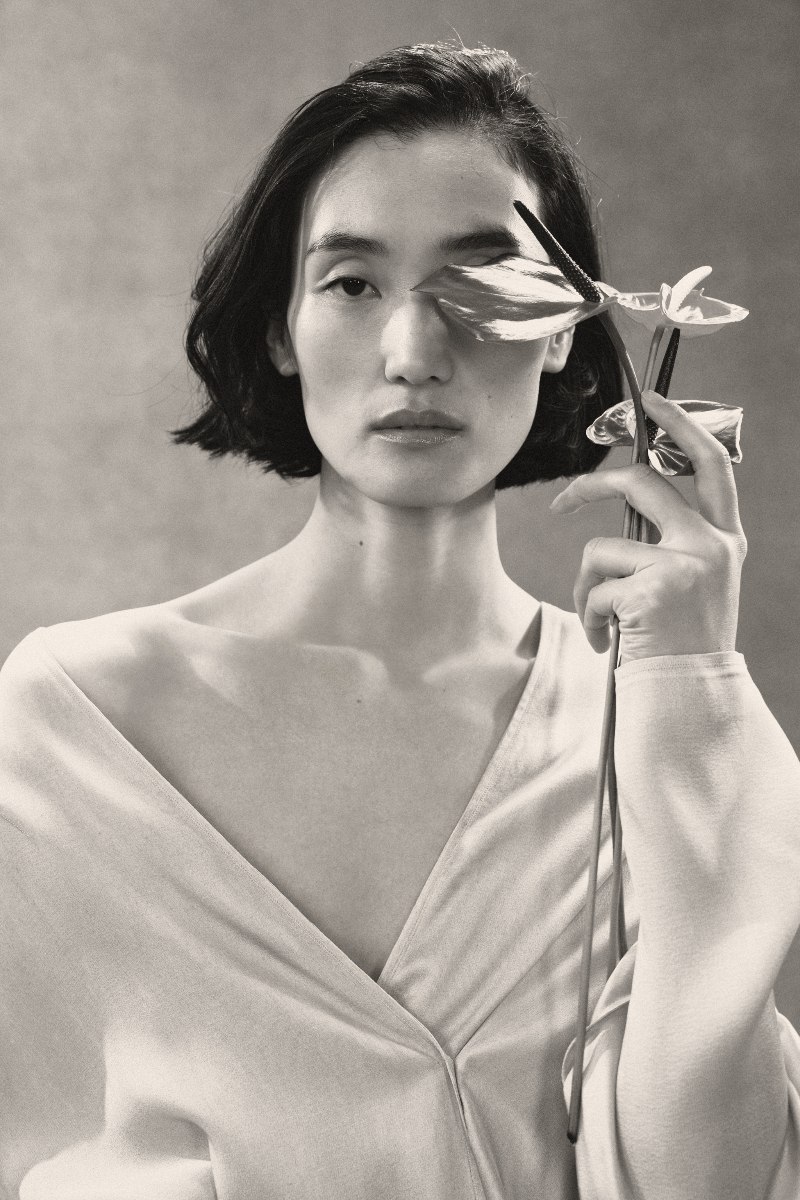 Soshiotsuki introduce su versión de traje delicada en Zara