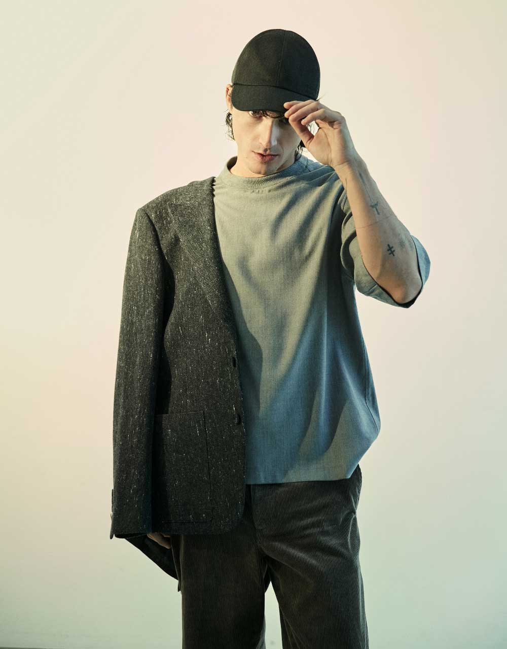 Pol Granch es el actor y cantante con perfecto acento Díor