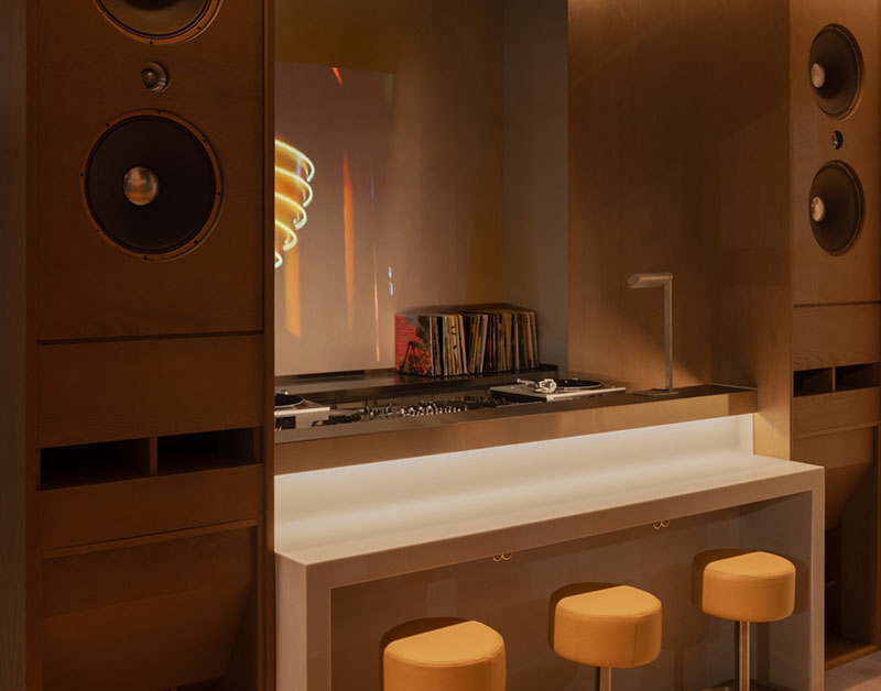 Cabina de DJ de Postcard Chicago en el corazón del listening café-bar