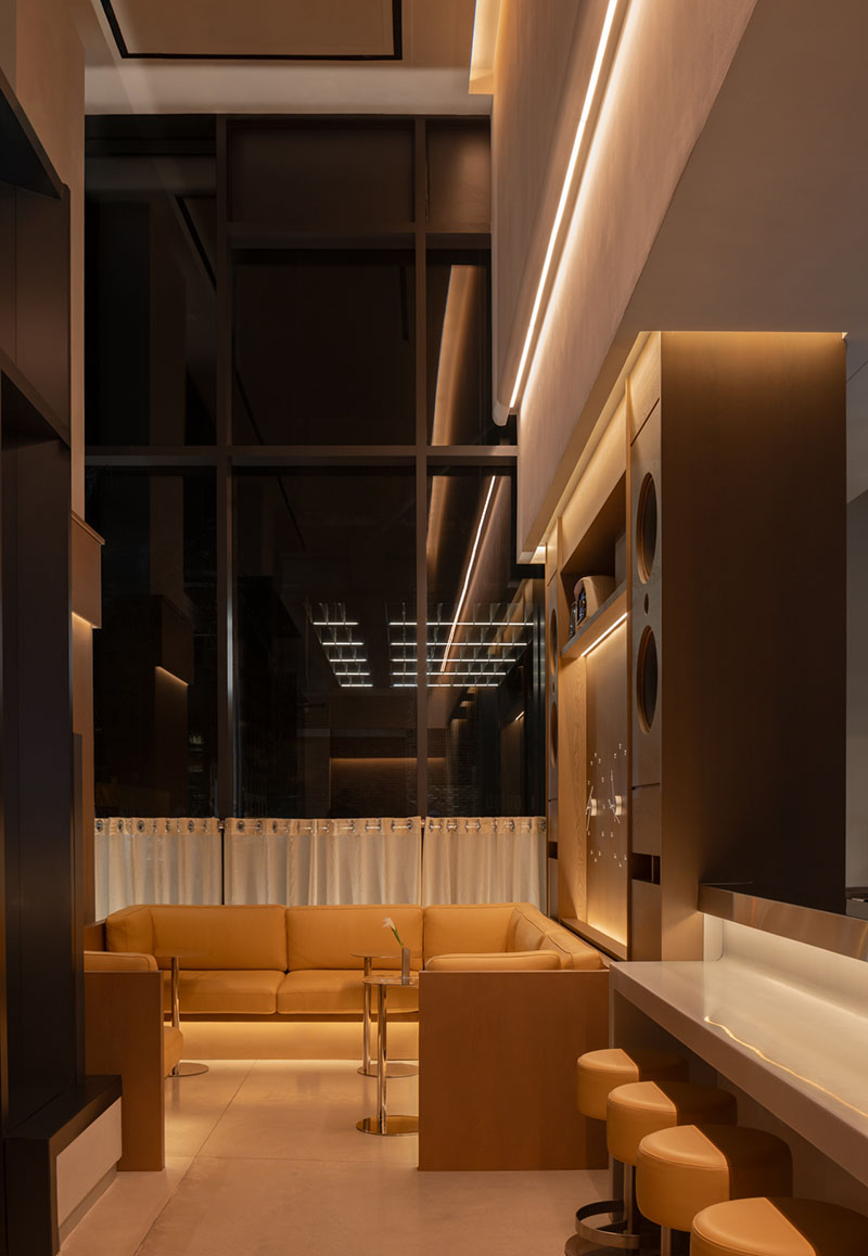 Área de sofás de Postcard Chicago dentro del listening café-bar