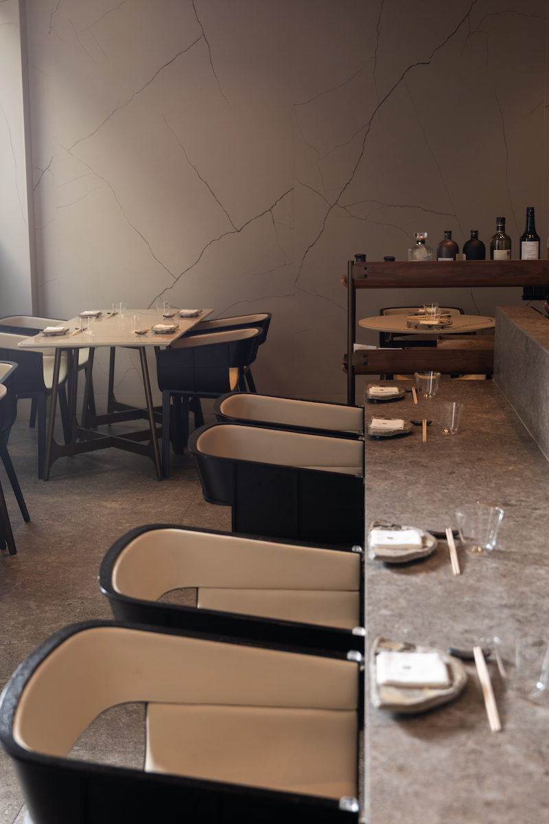 Vista de la sala de Restaurante Hiro preparada para el menú de mediodía