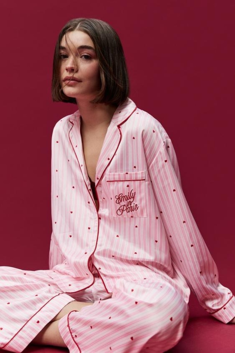 Lefties diseña el look perfecto para ver Emily in Paris