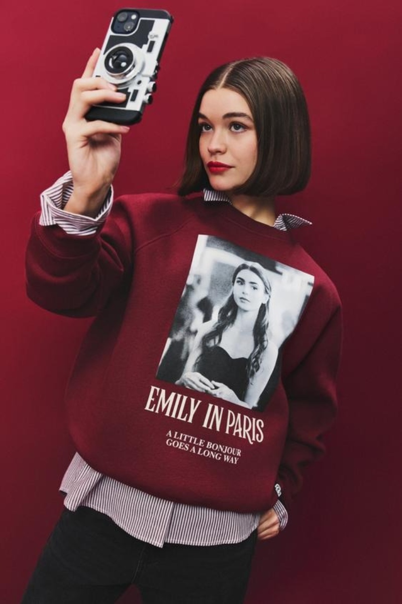 Lefties diseña el look perfecto para ver Emily in Paris