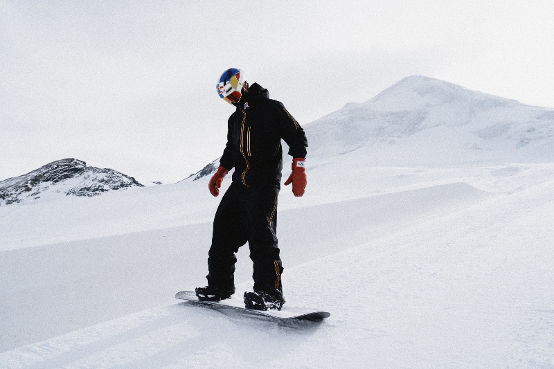 Conquista la nieve con el look de K‑Way y Scotty James