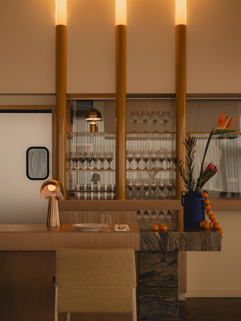 Ste Marie ordena en Olia la barra con copas, luz cálida y un volumen de mármol