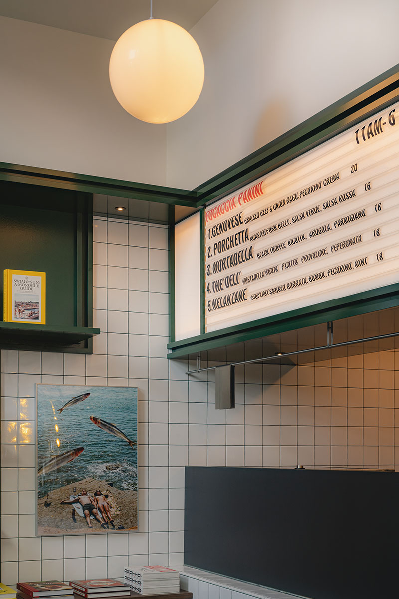 Ste Marie muestra en Va! el frente de azulejo blanco y la carta iluminada