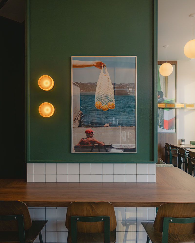 Ste Marie arma en Va! un mostrador alto con taburetes y apliques circulares