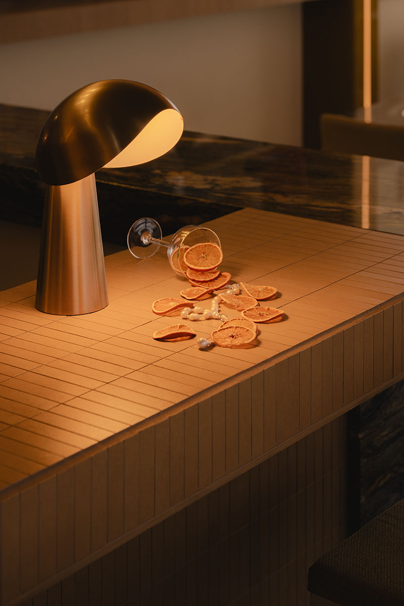 Ste Marie destaca en Mimi una lámpara dorada junto a cítricos y una copa caída