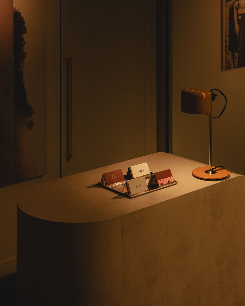 Ste Marie coloca en Mimi el punto de bienvenida con tarjetas de los tres locales y lámpara baja