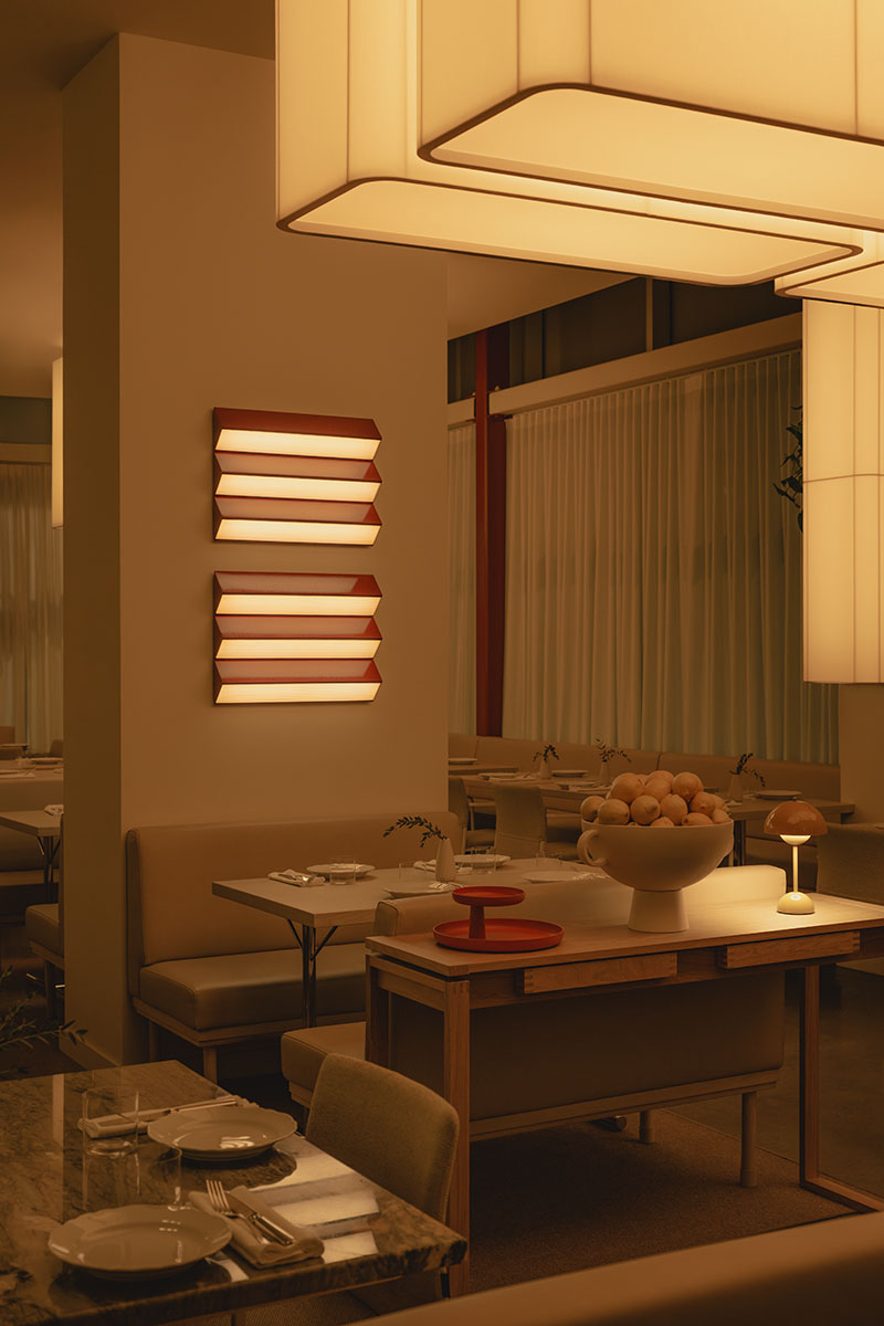 Ste Marie distribuye en Mimi mesas y apliques en un área cálida con mobiliario claro