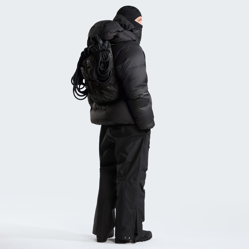 TNF pinta de negro su buque insignia de alpinismo extremo