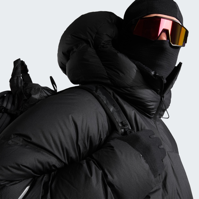 TNF pinta de negro su buque insignia de alpinismo extremo