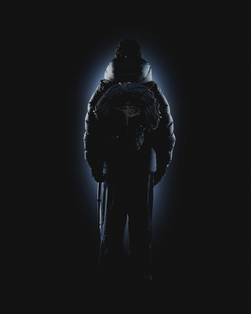 TNF pinta de negro su buque insignia de alpinismo extremo