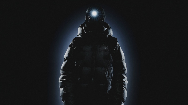 TNF pinta de negro su buque insignia de alpinismo extremo