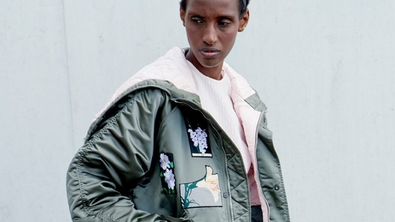 Cecilie Bahnsen inyecta feminidad a la MA-1 de Alpha