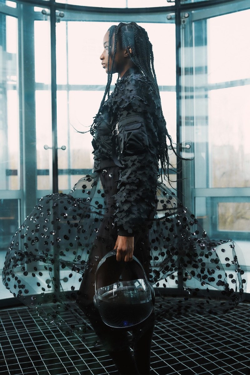 Cecilie Bahnsen inyecta feminidad a la MA-1 de Alpha