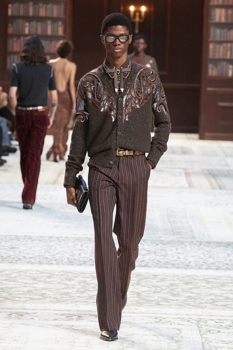 Amiri nos da contracultura setentera, pero lujosa, con fw26