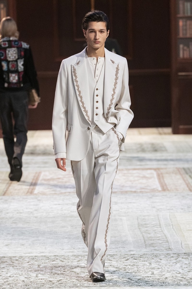 Amiri nos da contracultura setentera, pero lujosa, con fw26