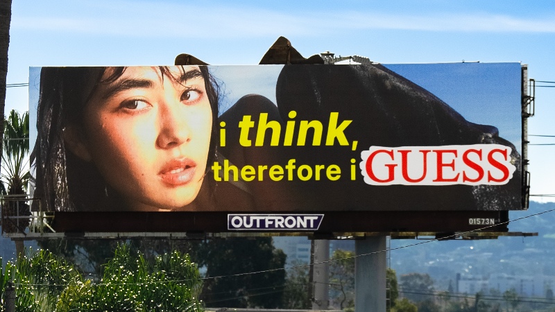 Guess Jeans conecta con la Generación Z con un dumphone