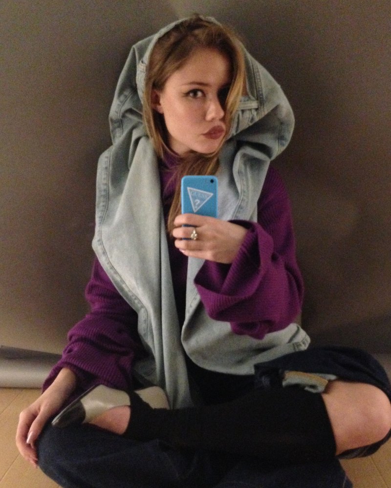 Guess Jeans conecta con la Generación Z con un dumphone