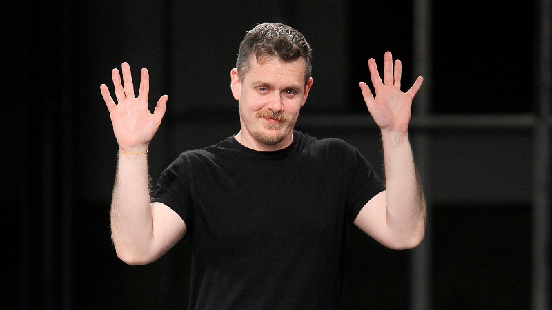 David Catalán aporta calidez otoñal al patchwork en Milán