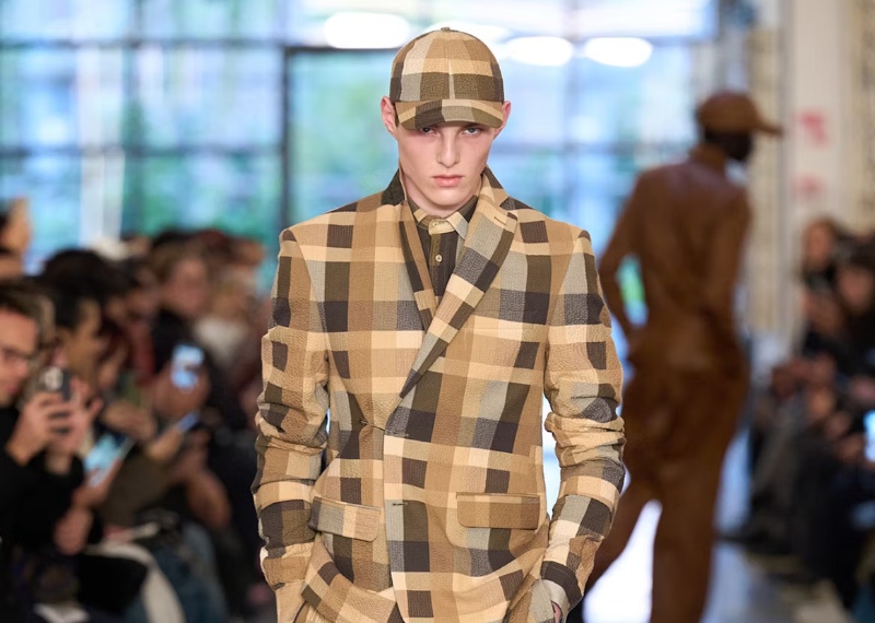 David Catalán aporta calidez otoñal al patchwork en Milán