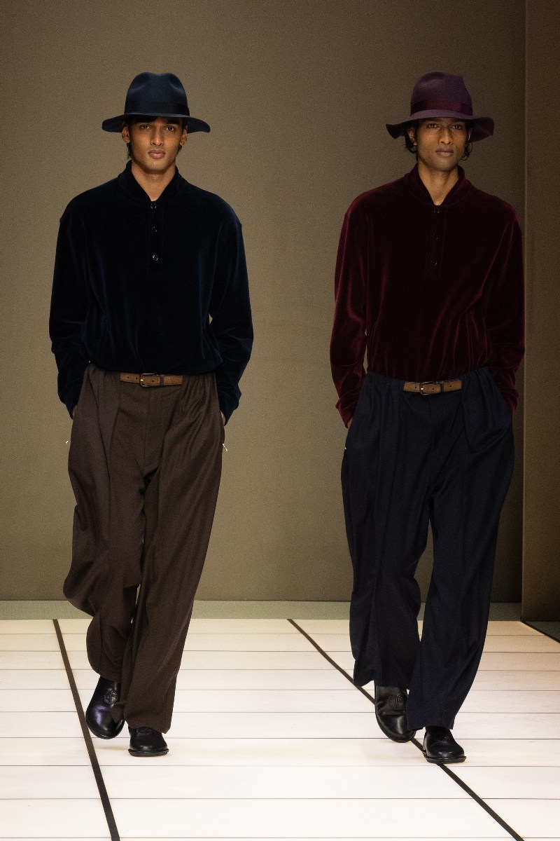Giorgio Armani fw26: la elegancia discreta con terciopelo