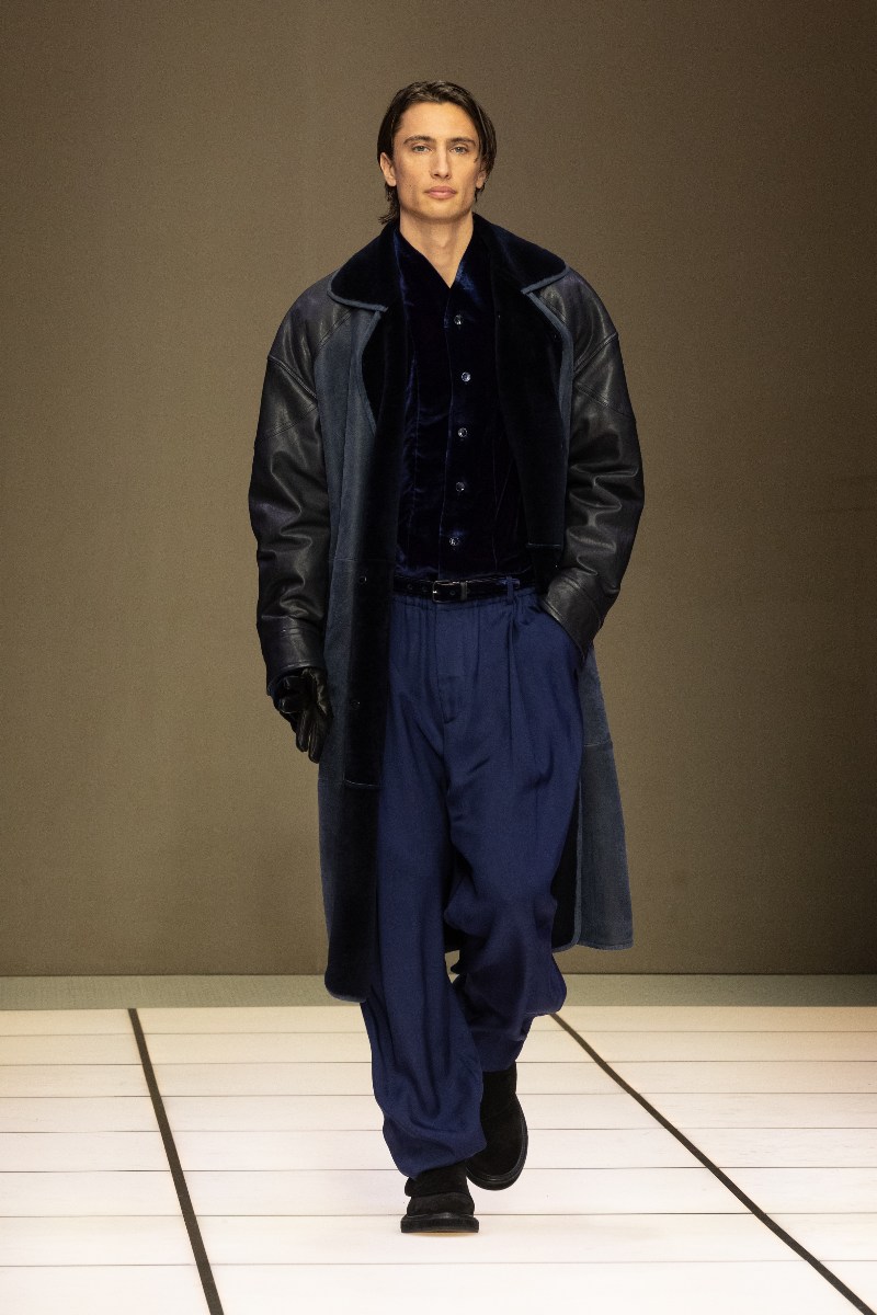 Giorgio Armani fw26: la elegancia discreta con terciopelo