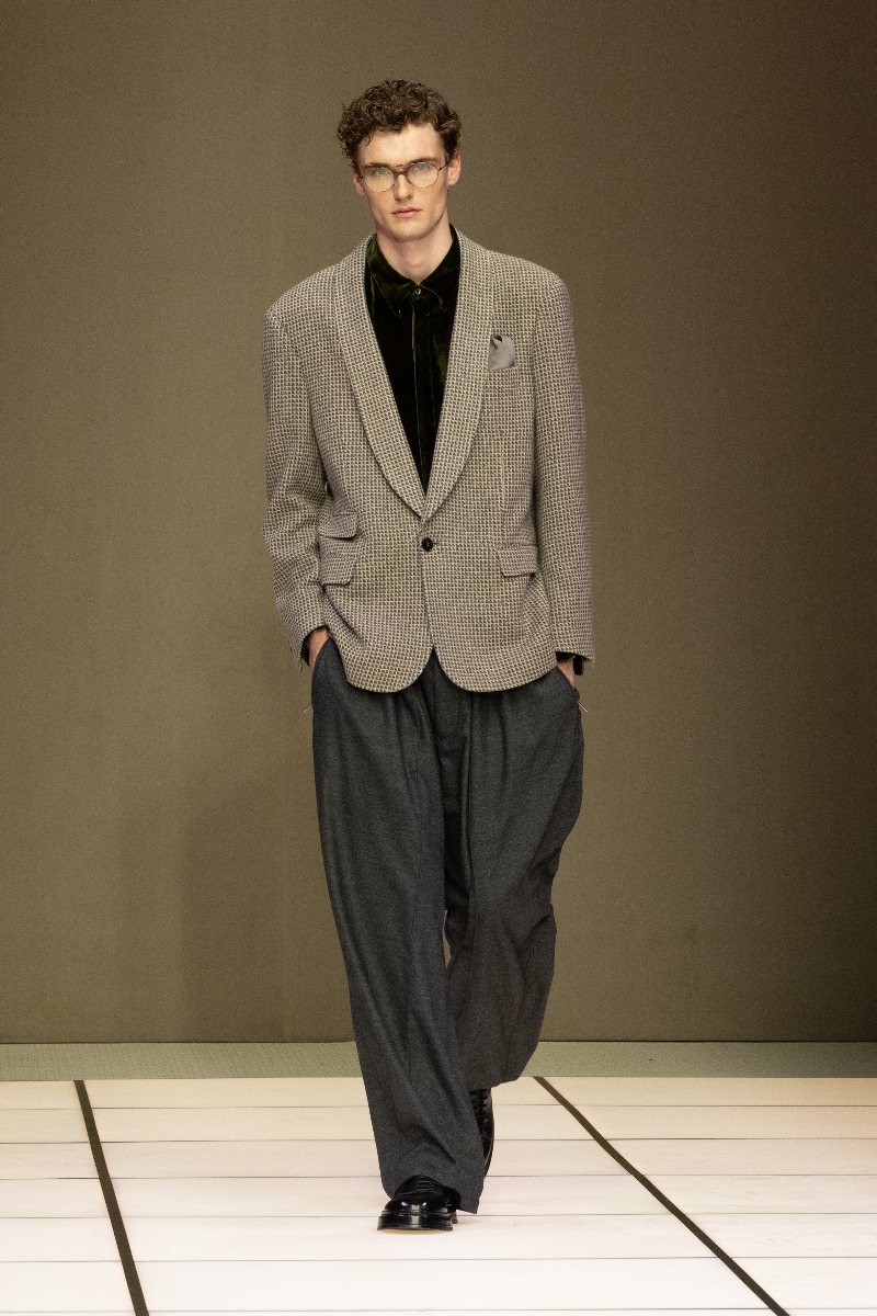 Giorgio Armani fw26: la elegancia discreta con terciopelo