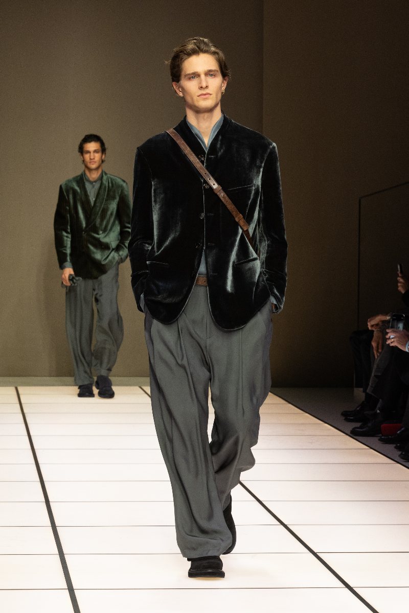 Giorgio Armani fw26: la elegancia discreta con terciopelo