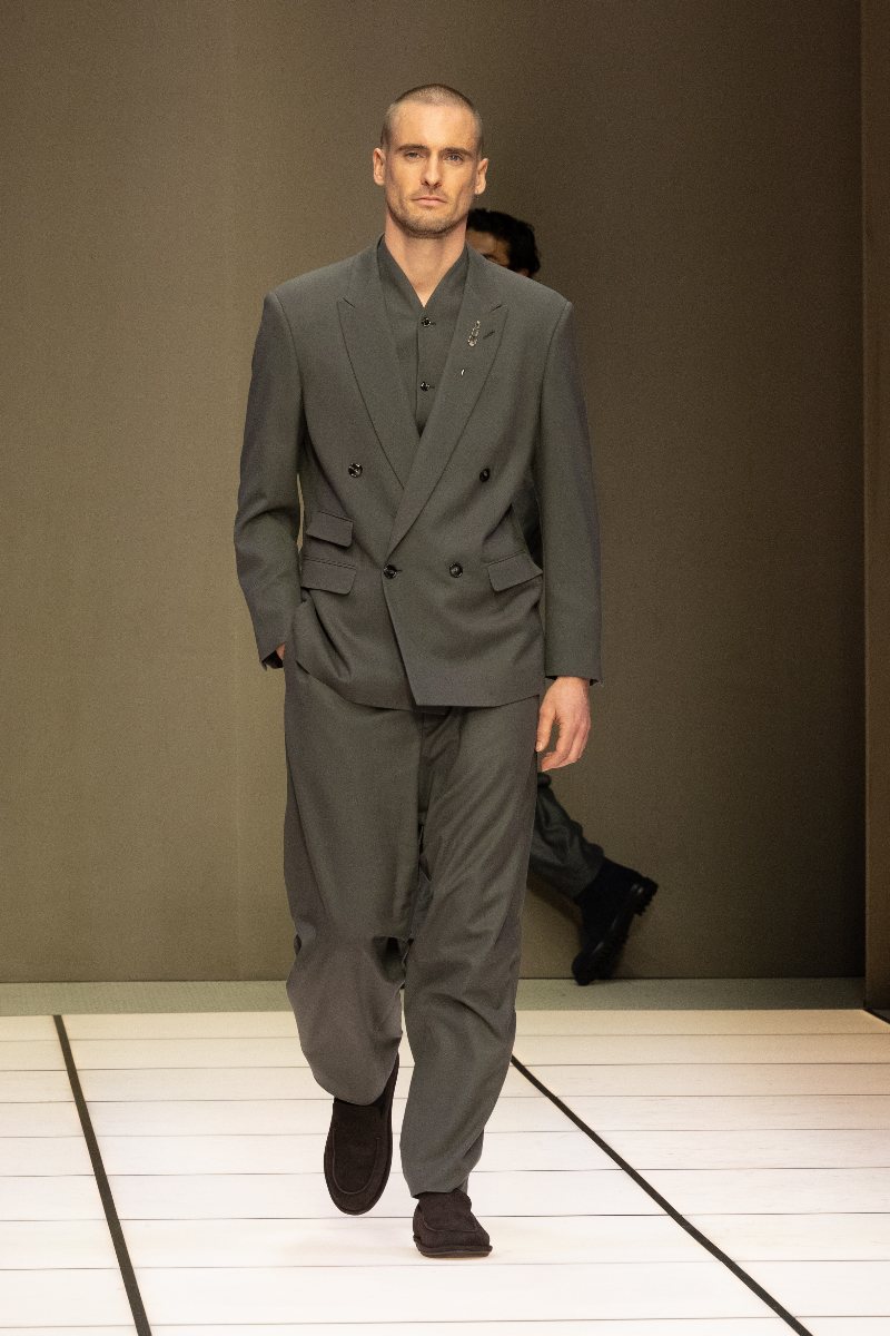 Giorgio Armani fw26: la elegancia discreta con terciopelo