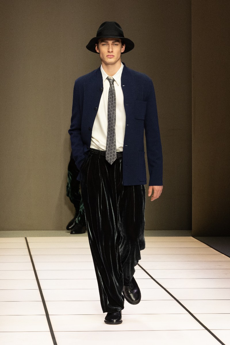 Giorgio Armani fw26: la elegancia discreta con terciopelo