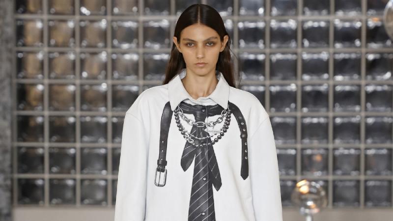 Domenico Orefice madura su high street oscuro con Lumen