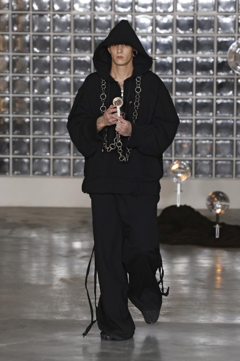 Domenico Orefice madura su high street oscuro con Lumen