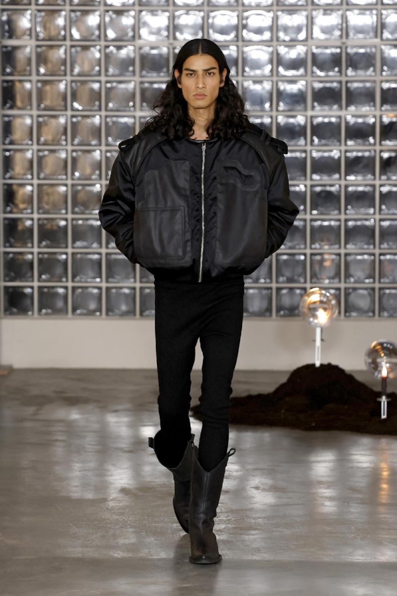 Domenico Orefice madura su high street oscuro con Lumen