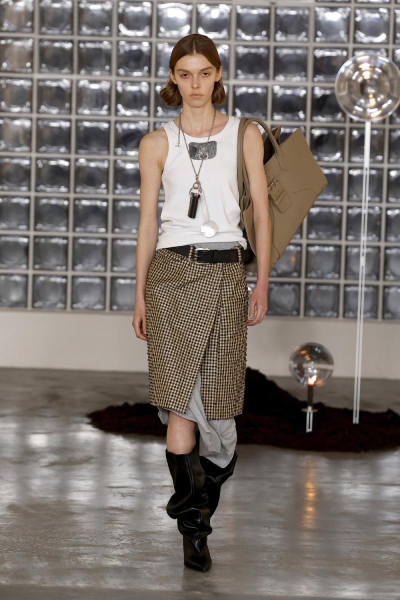 Domenico Orefice madura su high street oscuro con Lumen