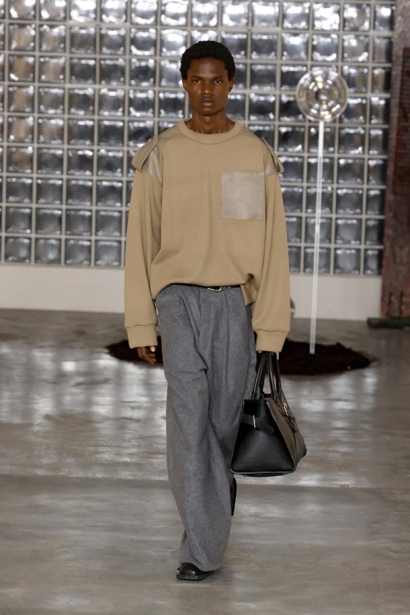 Domenico Orefice madura su high street oscuro con Lumen