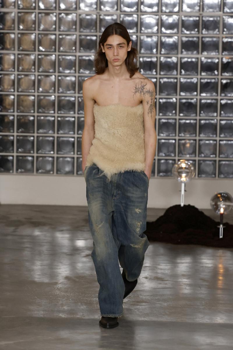 Domenico Orefice madura su high street oscuro con Lumen