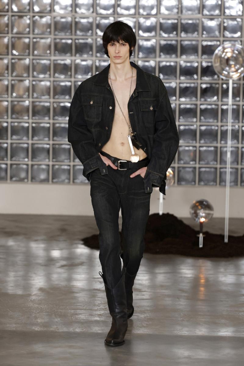 Domenico Orefice madura su high street oscuro con Lumen