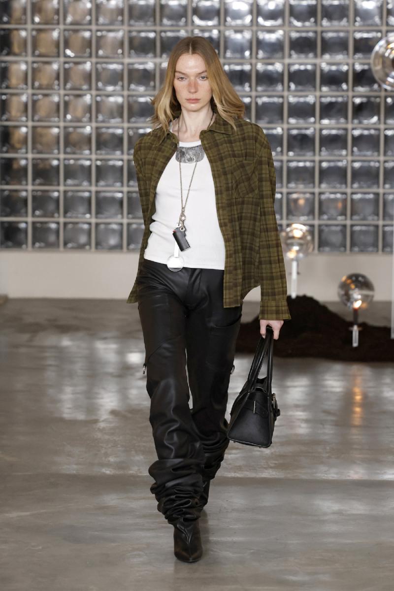 Domenico Orefice madura su high street oscuro con Lumen