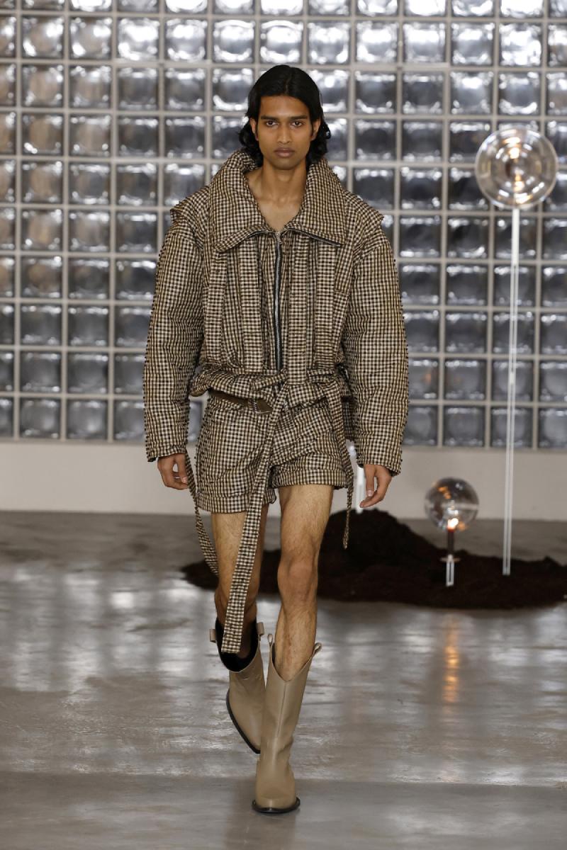 Domenico Orefice madura su high street oscuro con Lumen