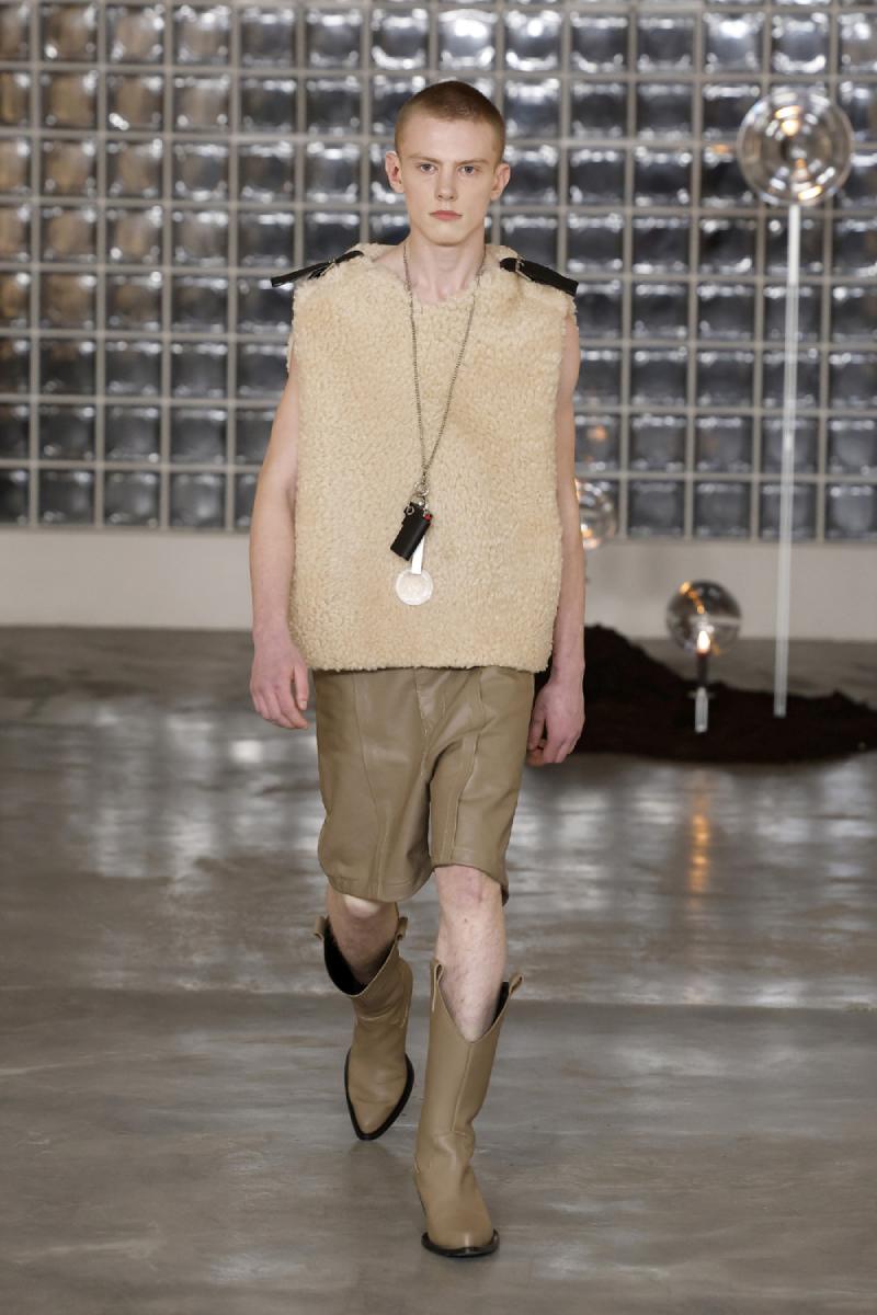 Domenico Orefice madura su high street oscuro con Lumen