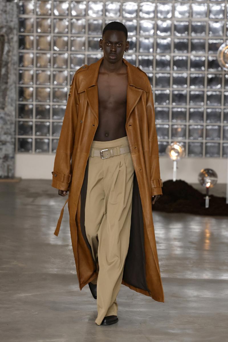 Domenico Orefice madura su high street oscuro con Lumen